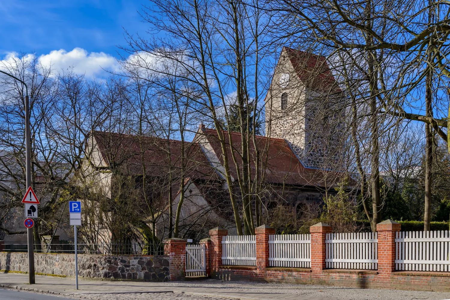 Viktoria Schiller – Home Support – Historische Dorfkirche Berlin-Mahlsdorf von Nordosten Davor die „Mahlsdorfer Linde“, ein Naturdenkmal aus dem 17. Jahrhundert