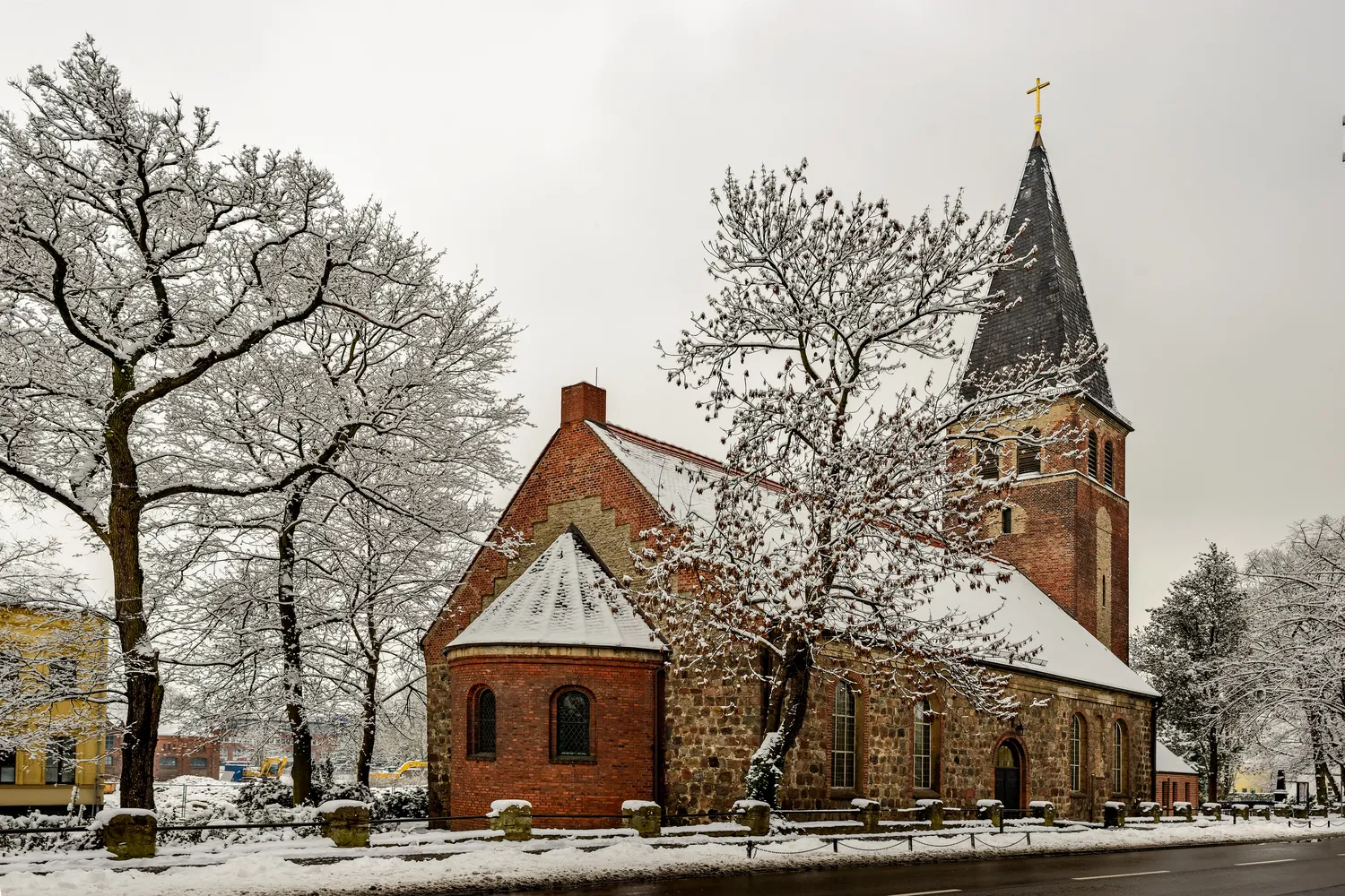 Viktoria Schiller – Home Support – Dorfkirche Biesdorf im Winter (Nordansicht)
