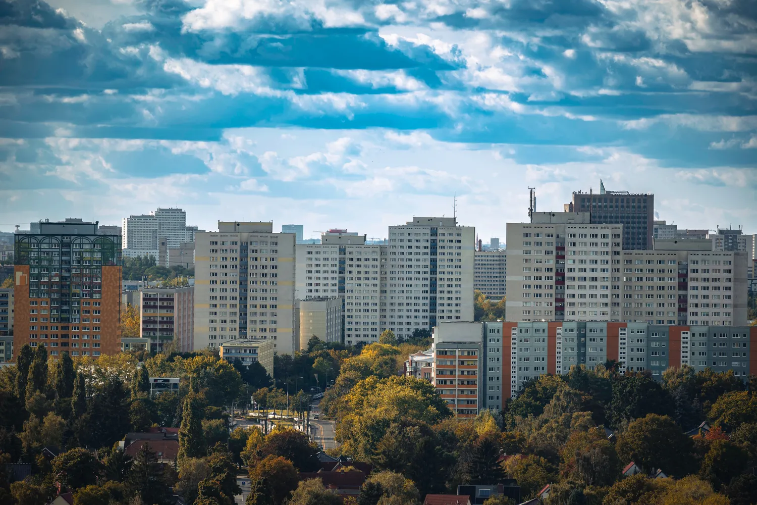 Viktoria Schiller – Häusliche Pflege – Blick auf Plattenbauten in Marzahn.